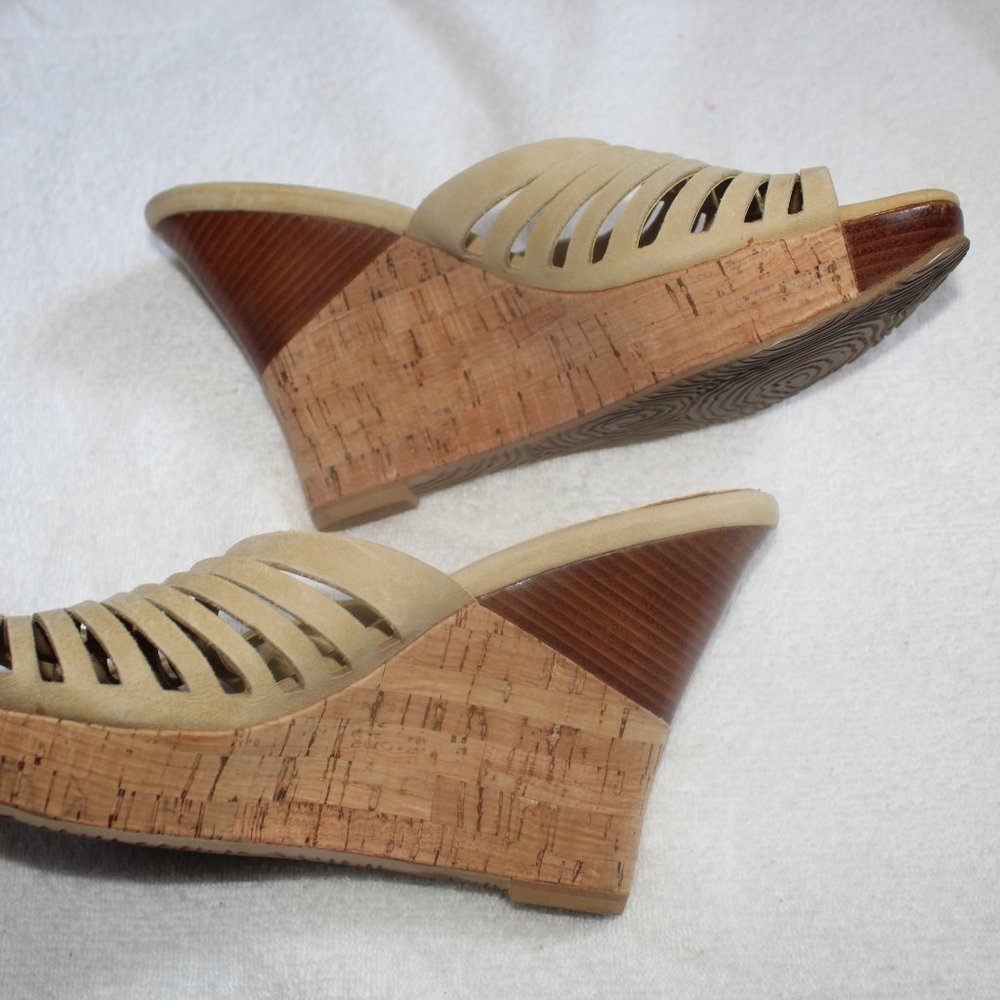 NWOT - Levity tan sandals